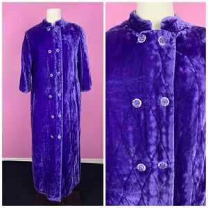 Size M Medium | 1960s 60s Vintage Royal Purple Quilted Velvet Robe Dressing Gown